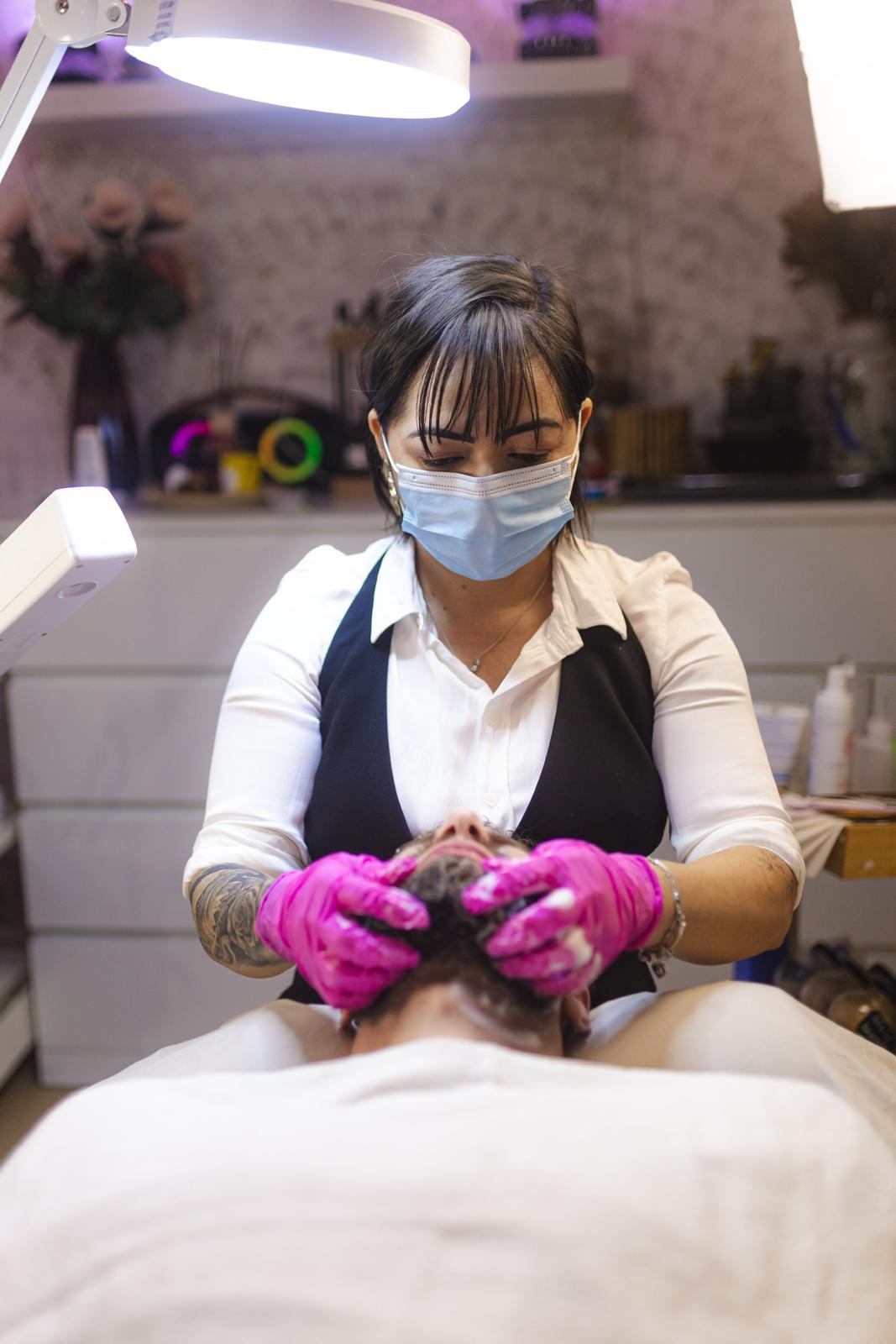 Jane Pereira em atendimento estético integrativo